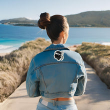 Charger l'image dans la galerie, Écusson corse thermocollant posé sur veste en jean – broderie Tête de Maure