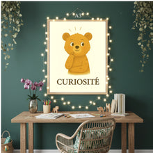 Charger l'image dans la galerie, Affiche Émotion Enfant – Curiosité | Ours Doux &amp; Explorateur | Kit Digital Montessori

