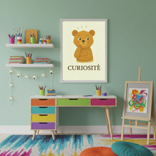 Charger et lire la vidéo dans la visionneuse de la Galerie, Affiche Émotion Enfant – Curiosité | Ours Doux &amp; Explorateur | Kit Digital Montessori
